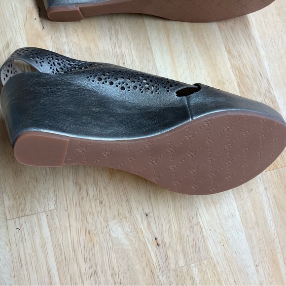 Johnston & Murphy Metallic Half-Medallion Wedge Sandals | Size 11 - Picture 7 of 13